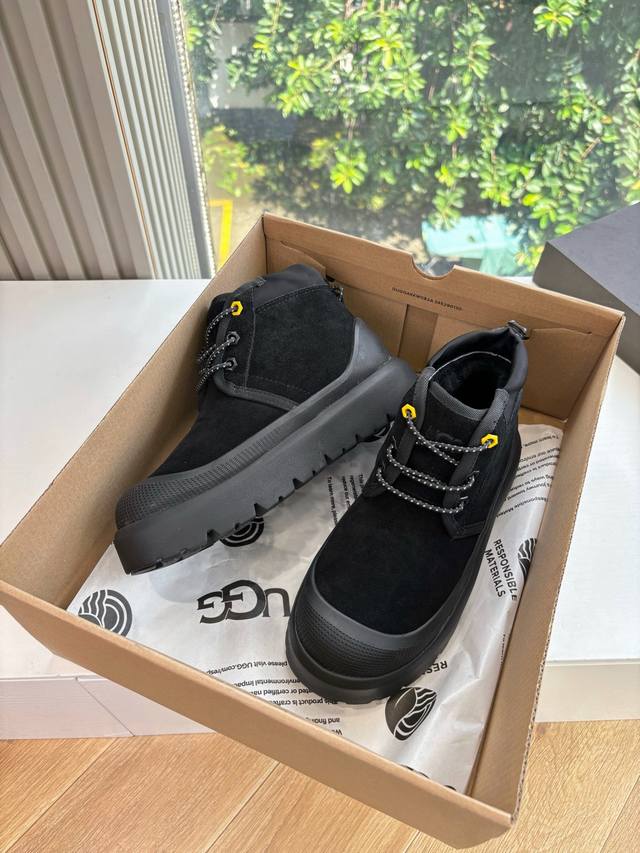 情侣系列Ugg顶级品质G026所见即所得Ugg秋冬新款包头拖鞋棉鞋厚底休闲鞋作为的领军品牌，这双新款同样延续了其一贯的舒适理念，穿在脚上轻盈自在，仿佛踩在了云朵