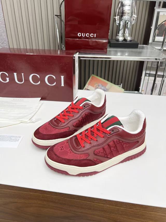 Gucci Re-Web系列秋冬多款配色复古风运动鞋来袭～经典双G元素加持，红绿织带点缀超有辨识度。不管是复古红、清新绿，还是百搭米白、沉稳棕灰，每一款都能轻松