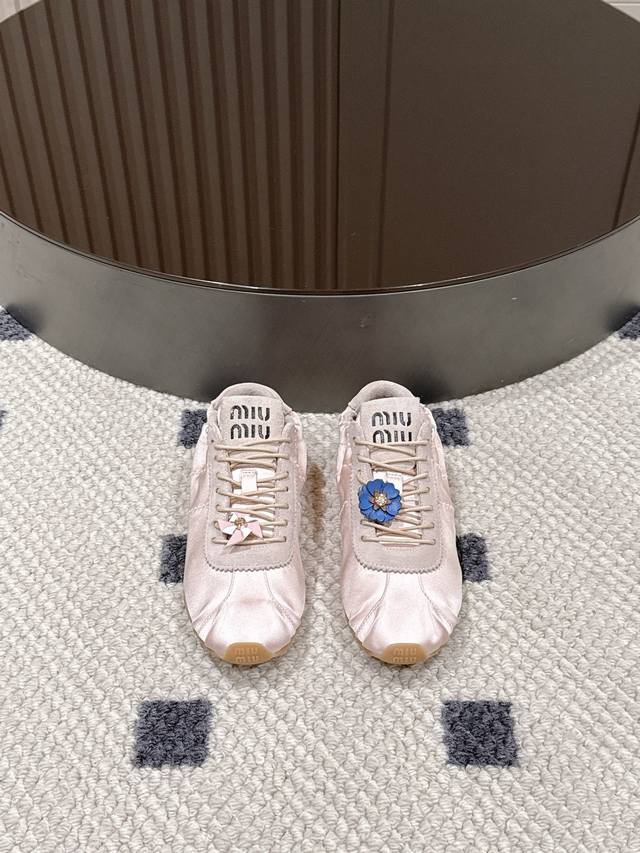 码数35-40！ Miumiu 26新品plume缎面运动鞋直接把“甜飒精致感”焊在鞋上了！ 缎面材质自带柔光滤镜，温柔又显贵；鞋身的小花、流苏装饰戳中少女心，