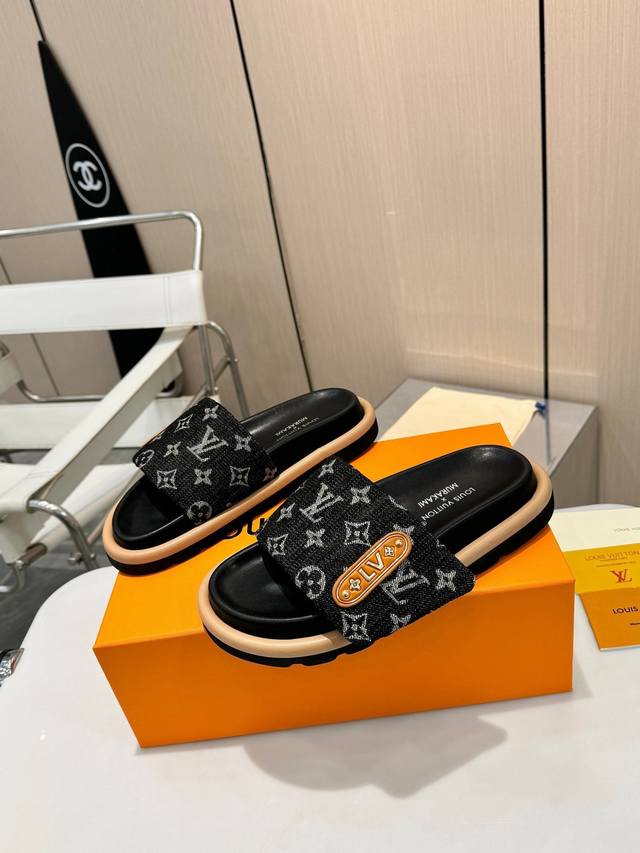顶奢之境｜夏日牛仔漫游 2026春夏新风尚 路易威登专柜主打款牛仔印花拖鞋 以经典老花重塑夏日定义 甄选专柜同源丹宁面料 金属徽标鎏光微烁 符合人体工学的温柔水
