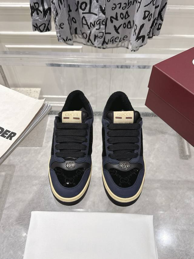 钻款出厂 最新升级版 Gucc* Gg Screener系列运动小脏鞋。原版套楦工艺采用原版Tpu大底。整鞋都采用原版油边工艺。女码35-41，原版绿盒新包装附