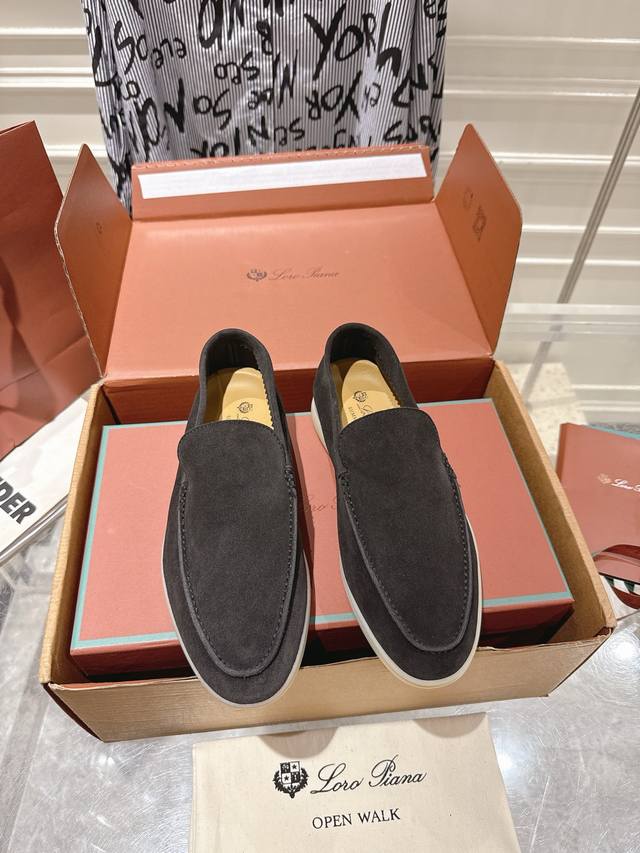 高版本出厂 Loro piana Summer Charms Walk 莫卡辛乐福鞋，舒适休闲的莫卡辛鞋，采用柔软的绒面牛皮制作，浅色橡胶鞋底，是Loro pi