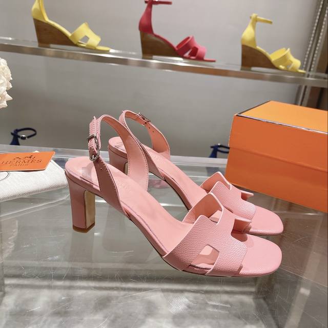 新配色』 出厂价p Herme*25早春专柜新款高跟凉鞋系列 鞋面：进口手掌纹 内里：进口混种羊皮 跟高: 粗跟7.5Cm 大底：原版意大利真皮大底 鞋码: 3