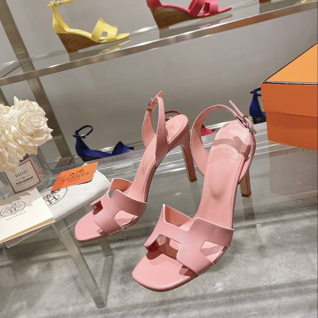 新配色』 出厂价p Herme*25早春专柜新款高跟凉鞋系列 鞋面：进口手掌纹 内里：进口混种羊皮 跟高: 细跟10.5Cm 大底：原版意大利真皮大底 鞋码: