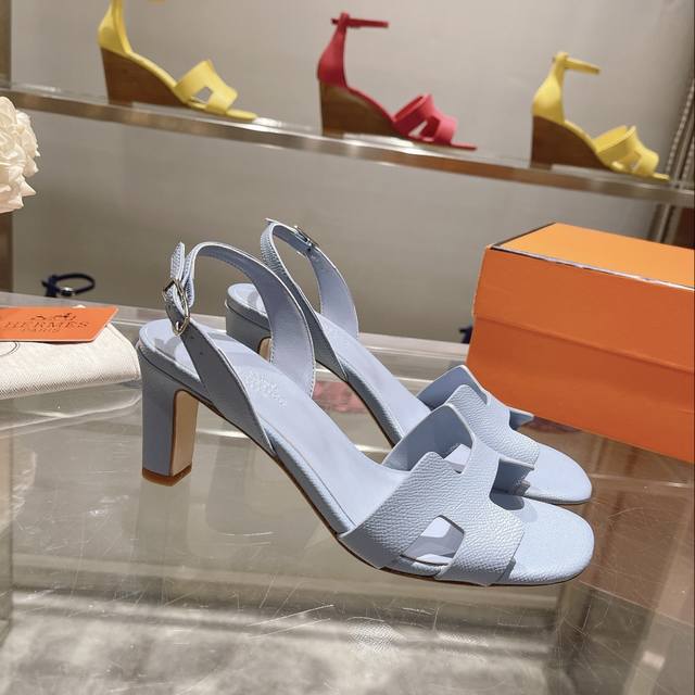 新配色』 出厂价p Herme*25早春专柜新款高跟凉鞋系列 鞋面：进口手掌纹 内里：进口混种羊皮 跟高: 粗跟7.5Cm 大底：原版意大利真皮大底 鞋码: 3