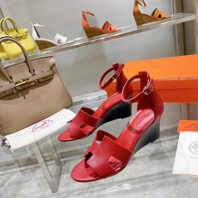 坡跟系列』 出厂价p 将经典延续25 HermèS 坡跟凉鞋新配色 爱马仕的坡跟凉鞋是我见过最简约最耐看最有气质的！！！任何风格都能Hold住，7Cm高度轻松驾