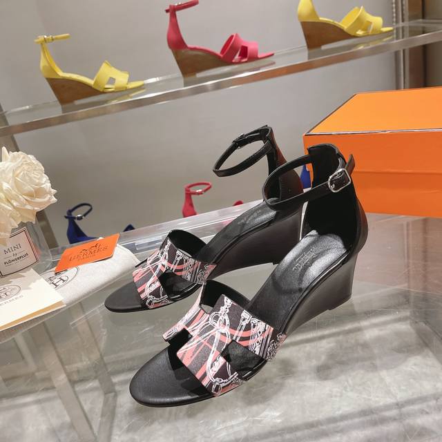 坡跟系列』 3D打印出厂价p 将经典延续25 HermèS 坡跟凉鞋新配色 爱马仕的坡跟凉鞋是我见过最简约最耐看最有气质的！！！任何风格都能Hold住，7Cm高