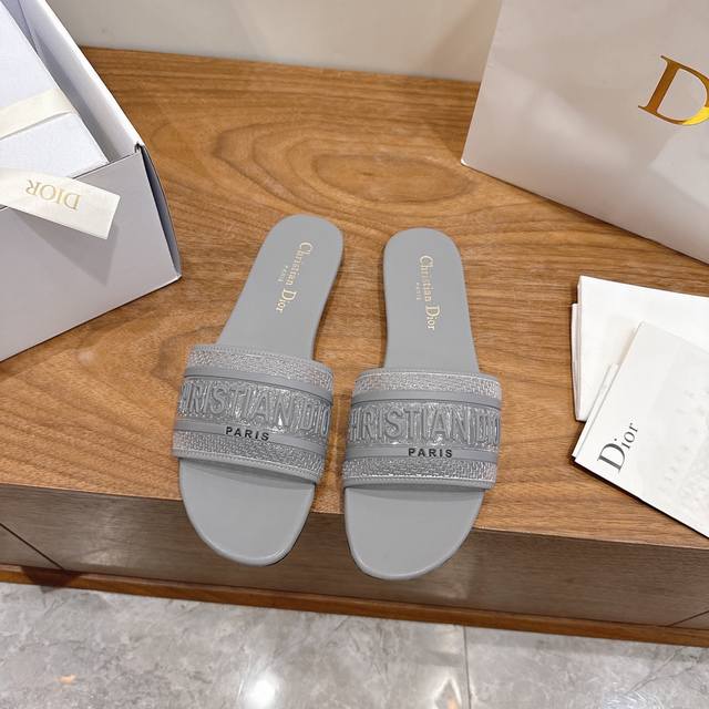 工厂p价p平底 迪奥 Dior 2026春夏新款一字拖拼色女鞋 Cd字母Logo立体果冻色露趾拖鞋 市面顶级版本 材质:鞋面原版pvc+真皮面料+意大利真皮大底