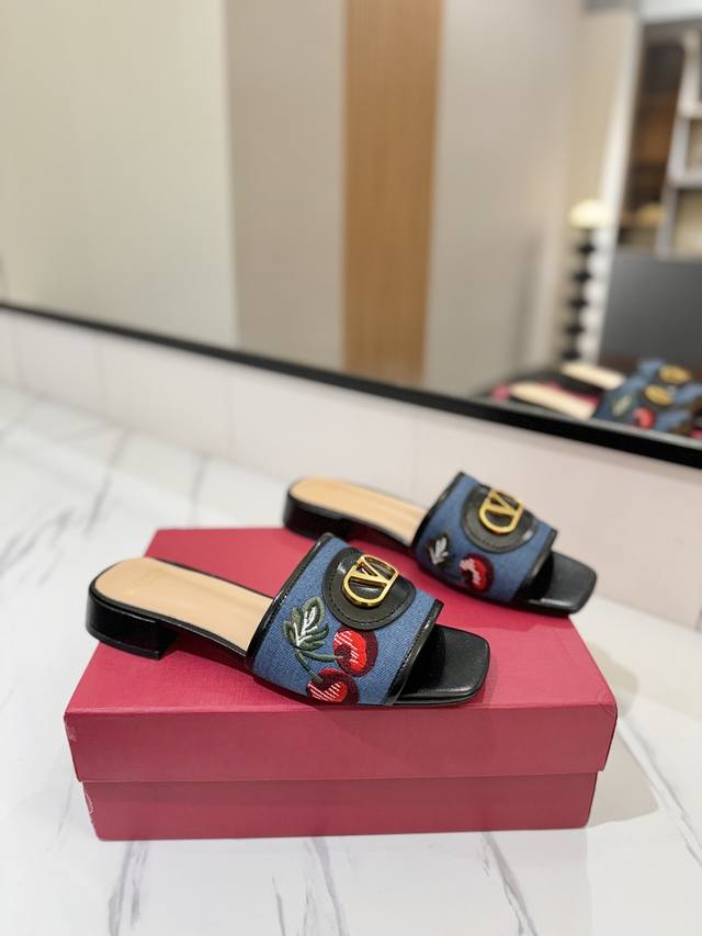 出厂价pp： Valentino 2025华伦天奴最新 早春新款新V扣平底拖鞋， 专柜原版购入1:1复刻，绝对高品质，欢迎对比 1鞋面:顶级小牛皮 2内里:混种