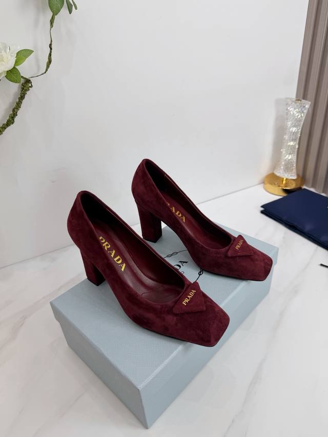 出厂 2026 Sss重磅推出普拉达最新长短靴，凉鞋单鞋，细跟，后空，粗跟系列 prada早春T台走秀网红同款＂造梦不夜城＂，prada能在重要场合上用得上了，