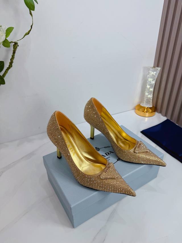 出厂 2025 Sss重磅推出普拉达最新长短靴，凉鞋单鞋，细跟，后空，粗跟系列 prada早春T台走秀网红同款＂造梦不夜城＂，prada能在重要场合上用得上了，