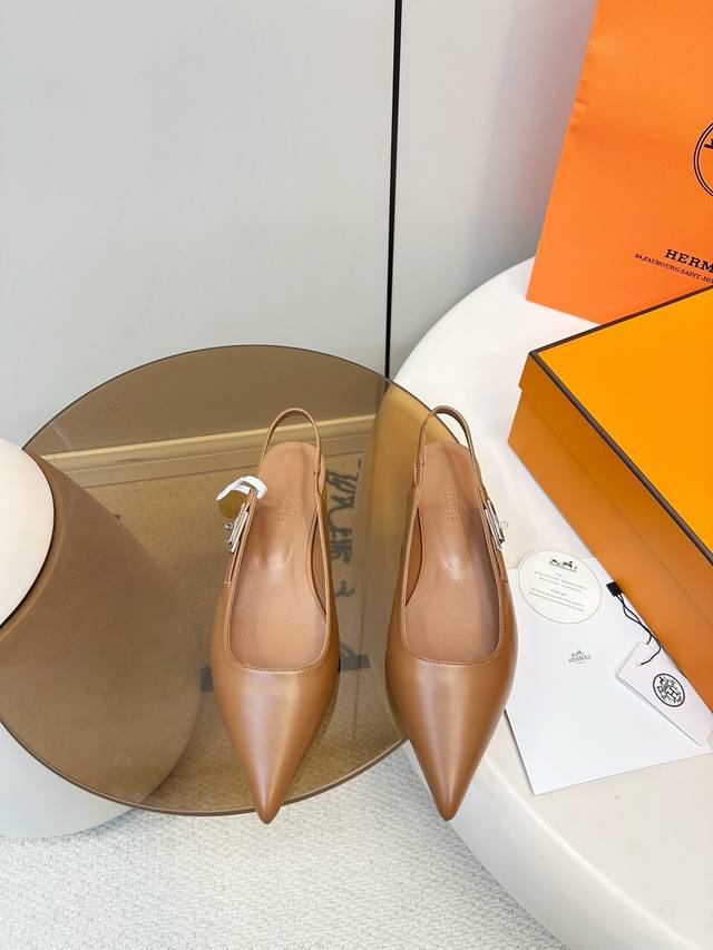 顶级品质 Hermes Lovely 尖头后空平底凉鞋 Hermes Lovely系列红色尖头后空鞋，尖头设计修饰脚型，后空+可调节鞋带，穿脱方便又贴合。日常通