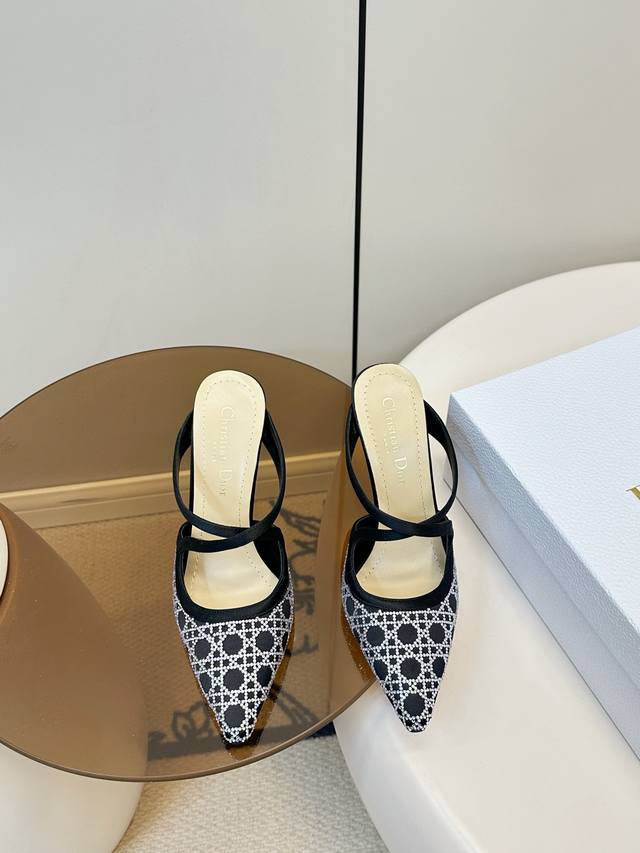 顶级版本 配飞机盒 Dior藤格纹水钻性感高跟鞋 凉鞋 Dior 2025早春系列藤格纹水钻高跟鞋，尖头设计+藤格纹水钻，闪耀吸睛！网纱轻盈透气，黑色细带优雅又