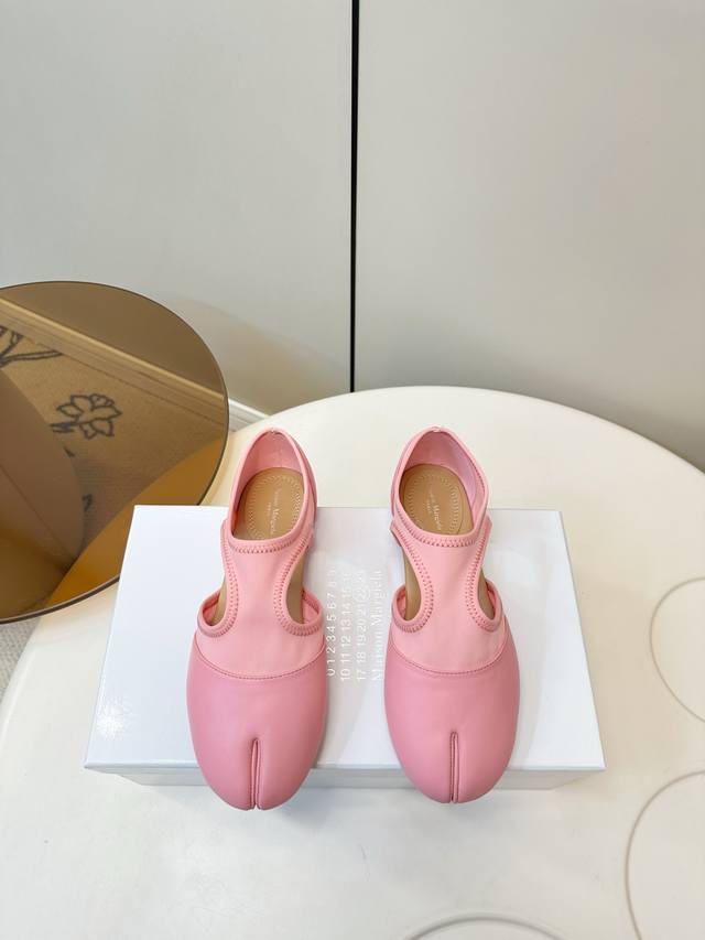 Maison Margiela Tabi双带玛丽珍鞋平底鞋 Maison Margiela经典Tabi双带玛丽珍鞋， 标志性分趾设计+弹力布织带，修饰脚型又稳固