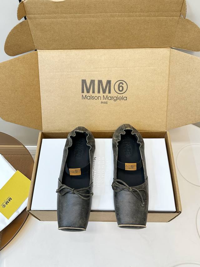 Mm6马吉拉方头蝴蝶结芭蕾舞玛丽珍跳舞鞋 Mm6 Maison Margiela方头芭蕾穆勒鞋，后跟弹力设计+超有辨识度织带，穿脱方便，贴合脚型，舒适又时髦 日