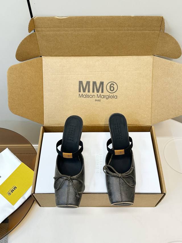 Mm6马吉拉方头蝴蝶结穆勒高跟拖鞋 Mm6 Maison Margiela方头芭蕾穆勒鞋，鞋面蝴蝶结超有辨识度！后空穆勒设计+弹力带，穿脱方便，贴合脚型，舒适又