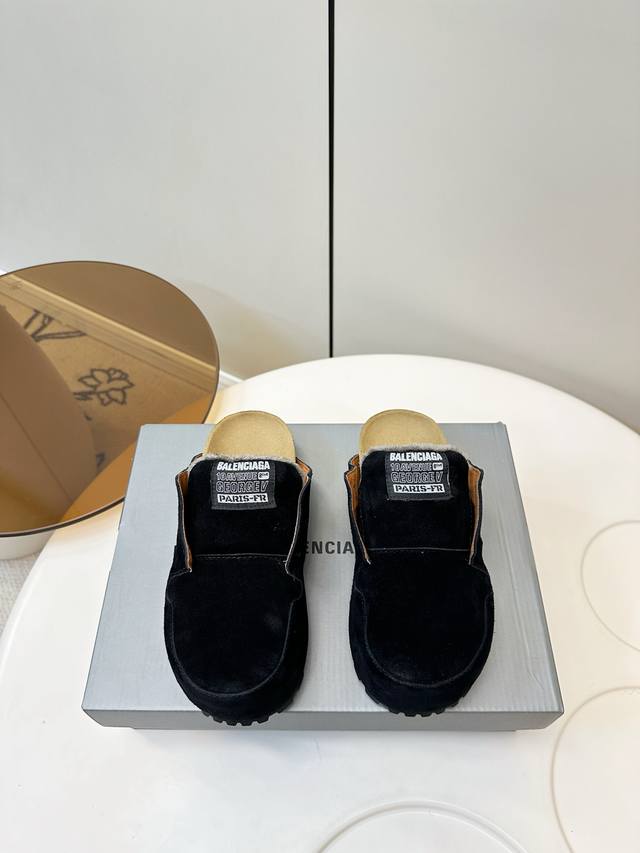 Balenciaga｜巴黎世家Dumbo Mule 穆勒鞋 博肯懒人拖鞋 巴黎世家2026春季Dumbomule穆勒鞋，采用做旧反绒牛皮，复古慵懒风满满。 圆形