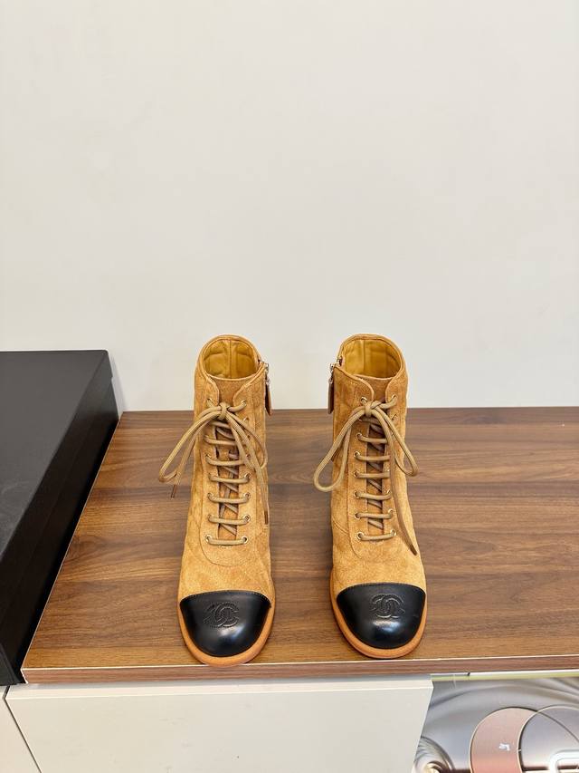 Chanel 26C菱格麂皮拼色短靴 马丁靴 香奈儿26C系列短靴，麂皮拼接+黑色鞋头，经典菱格纹缝线，细节满分！ 5Cm粗跟设计，走路稳又舒适，通勤逛街都Ok