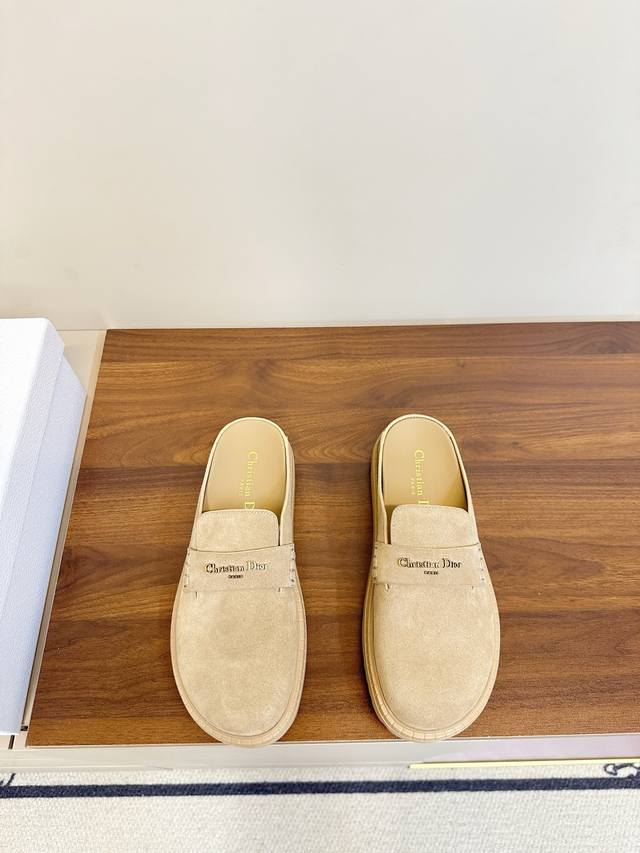 Dior Cruise26早春新款 麂皮穆勒拖鞋 迪丽热巴巴黎时装周 同款 Dior 2026早春系列麂皮穆勒拖鞋，柔软麂皮材质，卡其色低调百搭，鞋面金属“Ch