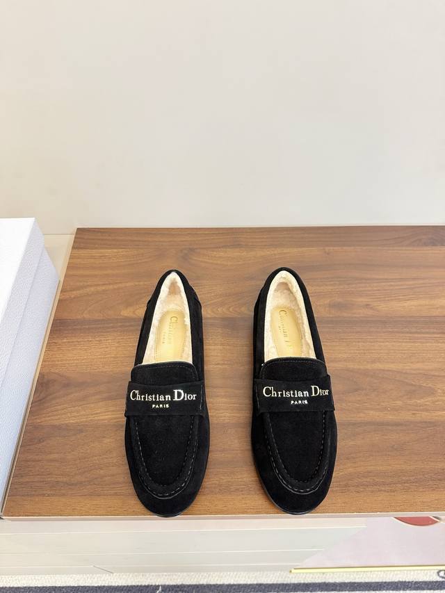Dior 迪奥 25p 秋冬羊羔毛乐福鞋 Dior冬季乐福鞋，麂皮+羊羔毛内衬，柔软又保暖，冬天穿超舒服！鞋面有“Christian Dior”金属标，低调又有