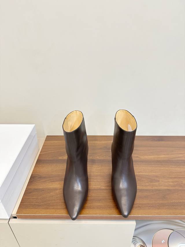 Mm6 马吉拉 尖头性感高跟 短靴 这款黑色尖头真皮短靴，采用优质真皮，鞋面光滑细腻，质感满分艹。 尖头设计+细高跟，约7Cm，拉长腿部线条，通勤约会都很适合。