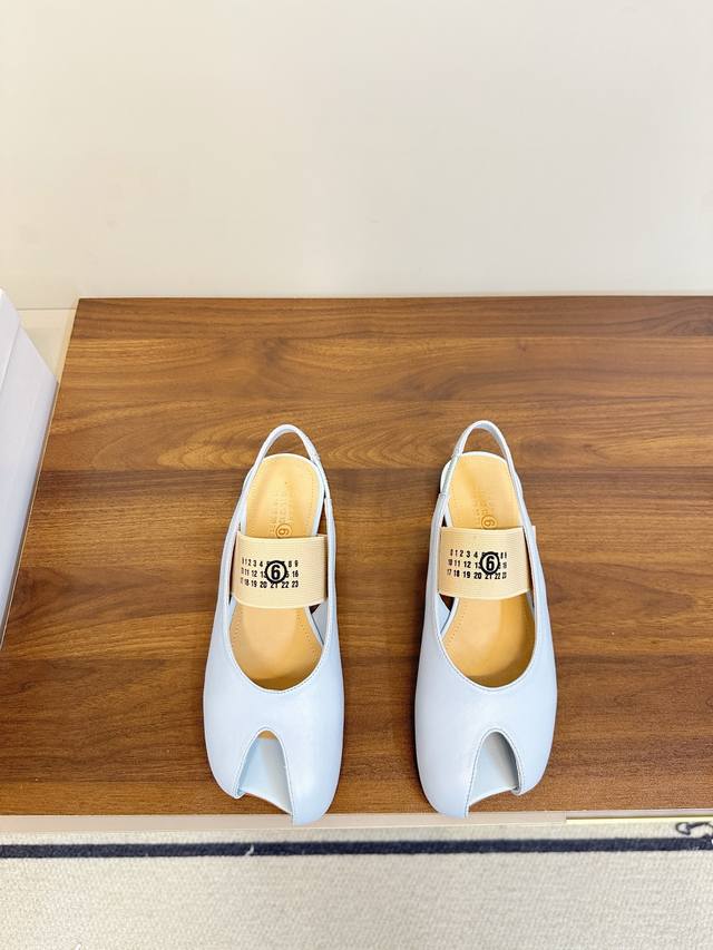 Mm6马吉拉分趾玛丽珍后空凉鞋 N.Mm6马吉拉这款分趾玛丽珍鞋，采用羊皮鞋面 柔软舒服，复古又现代，分趾设计灵感源自日本足袋，搭配粗跟和后空，舒适又时髦。 鞋