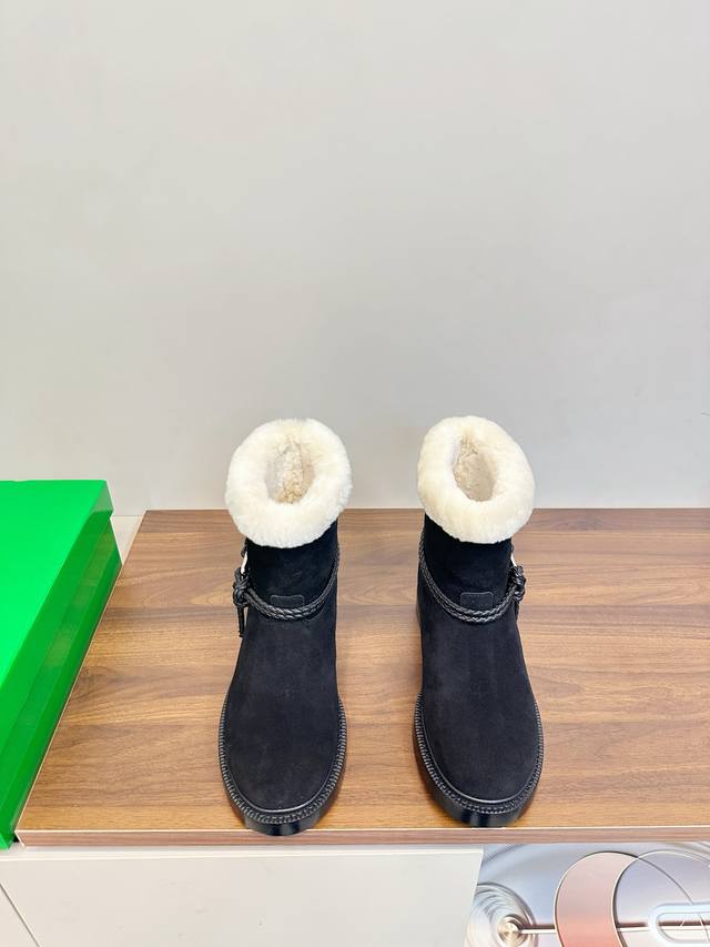 Bottega Veneta James 羊羔毛短靴 骑士靴 Bv James短靴，采用打蜡小牛皮 羊羔毛超柔软，秋冬穿超暖！ 鞋面编织绳+三角金属扣，辨识度满