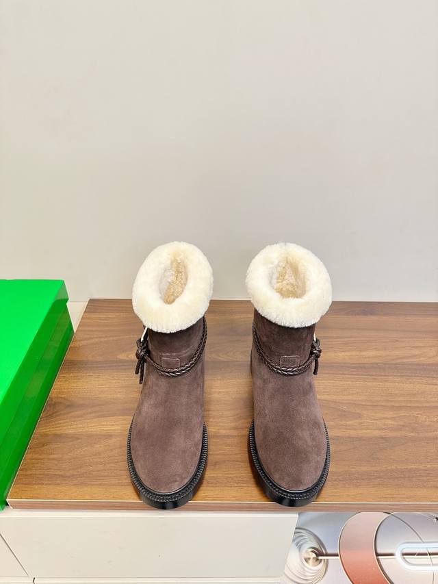 Bottega Veneta James 羊羔毛短靴 骑士靴 Bv James短靴，采用打蜡小牛皮 羊羔毛超柔软，秋冬穿超暖！ 鞋面编织绳+三角金属扣，辨识度满