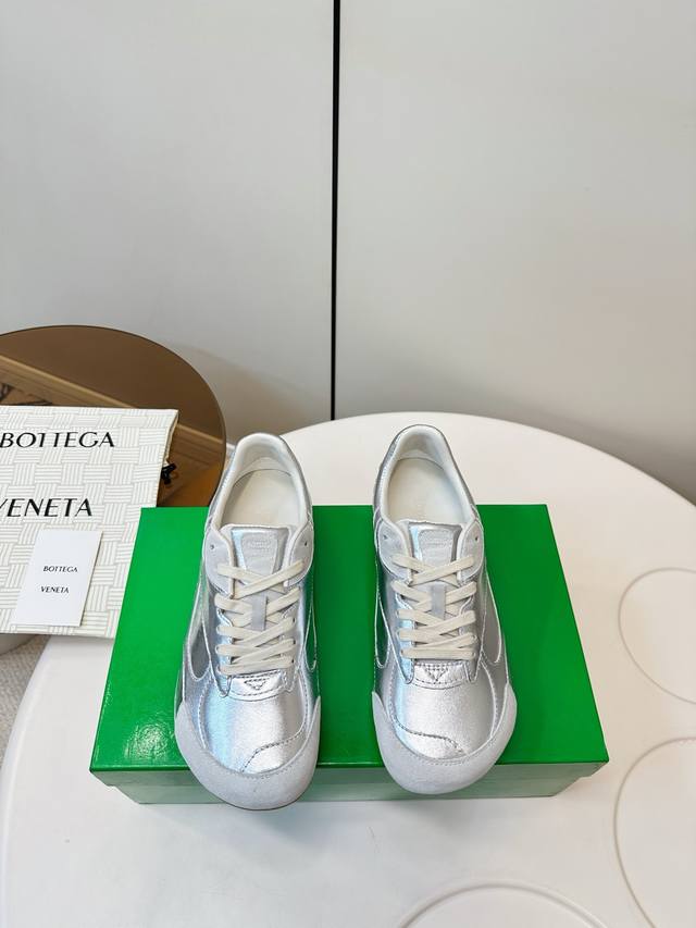 Bottega Veneta｜Bv葆蝶家 25Ss新款 阿甘鞋 德训运动鞋 男码+10 Sneaker科技尼龙和绒面打造，灵感来自复古球鞋，全新演绎经典运动鞋，
