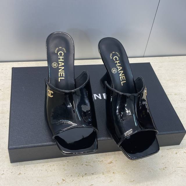 工厂p价p Chanel 香奈儿 2026早春走秀新款高跟女鞋 小香双C字母Logo五金扣方头鱼嘴露趾凉拖鞋 材质：鞋面进口混种羊皮 进口牛漆皮+水染羊皮内里+
