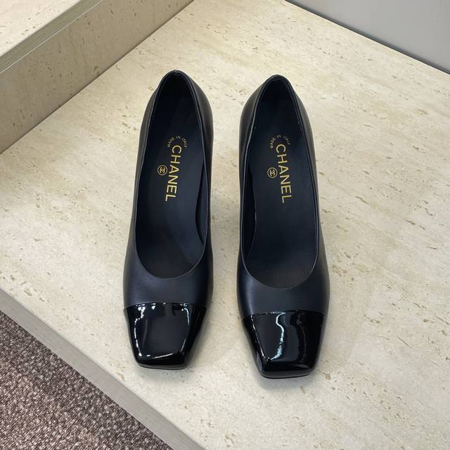 工厂p价p皮面p 马毛p Chanel 香奈儿 2026早春走秀新款斑点马毛粗跟女鞋 小香字母Logo五金扣方头高跟拼色单鞋 材质：鞋面进口混种羊皮 进口牛漆皮