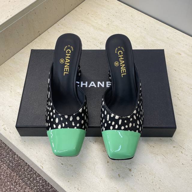 工厂p价p皮面p 马毛p Chanel 香奈儿 2026早春走秀新款斑点马毛粗跟女鞋 小香字母Logo五金扣方头高跟拼色穆勒凉拖鞋 材质：鞋面进口混种羊皮 进口