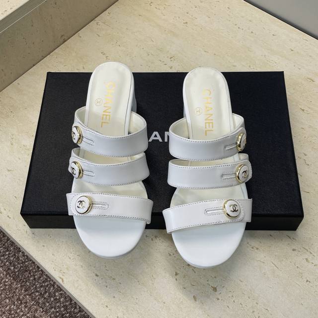 工厂p价p Chanel 香奈儿 2026早春走秀新款罗马风格粗跟女鞋 小香字母Logo五金皮带扣圆头鱼嘴露趾中跟拼色凉拖鞋 材质：鞋面进口混种羊皮+水染羊皮内