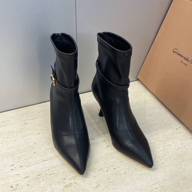 工厂p价p Gianvito Rossi 塞乔.罗茜2025秋冬新款及裸马丁弹力女靴 Gr字母Logo五金扣高跟尖头一脚蹬机车骑士短靴 材质：鞋面进口弹力超纤+