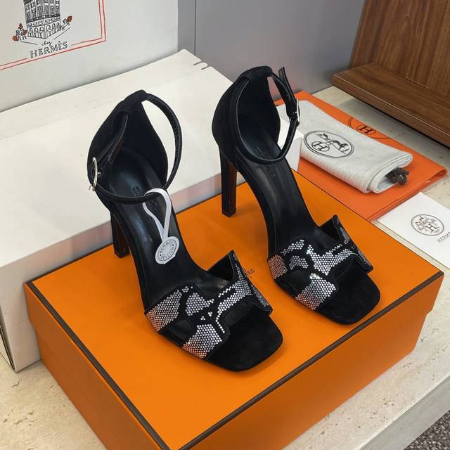 工厂p价p 莞产 代购级 Hermes 爱马仕 经典款Joy 时尚水钻女凉鞋 搭配H鞋头 超级舒服 每个细节都做到极致 搭配同色调标志性纯鞋扣 设计简约流畅 打