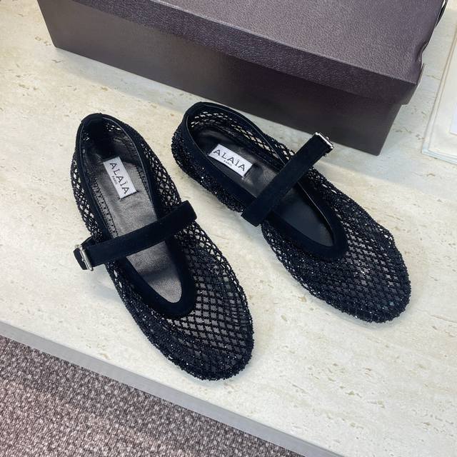 工厂p价p：普通盒p 原版包装p 阿莱亚2026早春新款水钻玛丽珍芭蕾舞女鞋Alaia明星同款圆头拼色懒人乐福单鞋 材质：鞋面进口镂空网面镶嵌澳洲水钻+水染羊皮