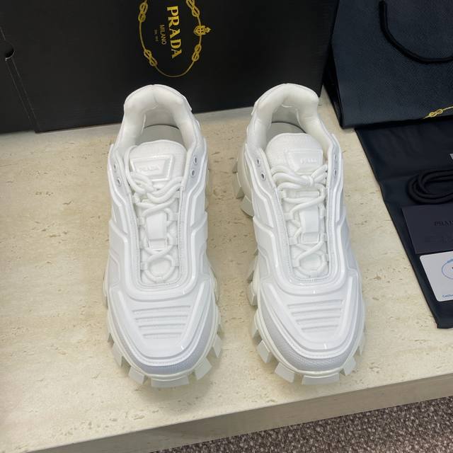 工厂p价p 顶级版 prada 普拉达 经典情侣款暗黑摇滚系列休闲运动跑鞋 p家字母Logo朋克风格机甲拼色厚底系带老爹鞋 材质:鞋面进口环保透气太空棉网眼布拼