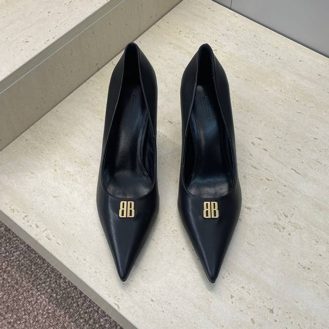 工厂p价p Balenciaga 2026早春新款尖头高跟女鞋 巴黎世家字母Logo五金扣气质女单鞋 材质:鞋面进口小牛皮 进口真丝面料+混种羊皮里+意大利真皮
