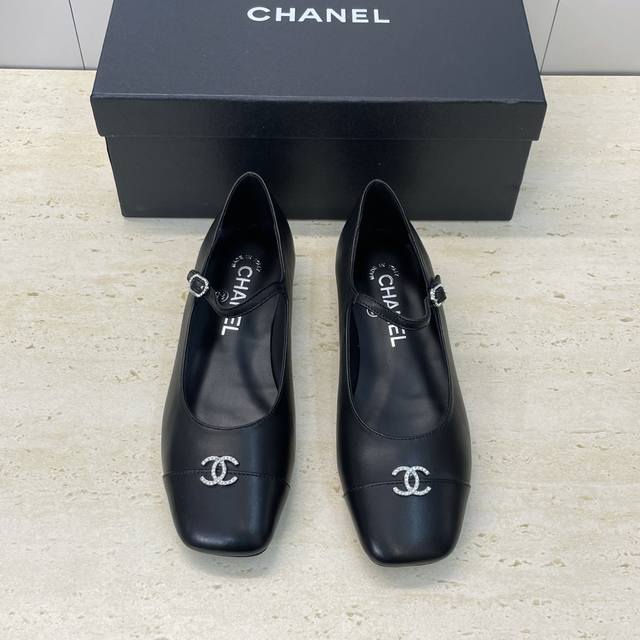 工厂p价p Chanel 香奈儿 2026早春走秀新款玛丽珍芭蕾舞女鞋 小香字母Logo水钻五金扣方头拼色单鞋 材质：鞋面进口混种羊皮+水染羊皮内里+原版开模五