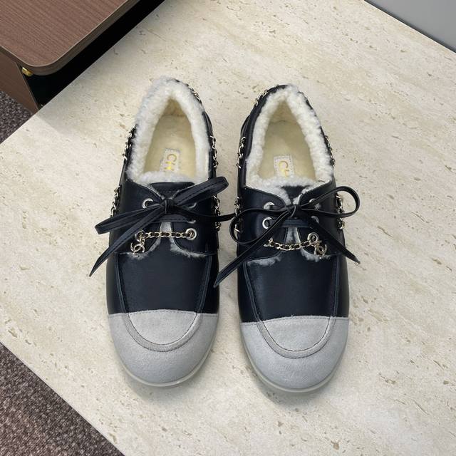 工厂p价p Chanel 香奈儿 2025早秋走秀新款朋克风格平底系带防寒保暖羊羔毛女鞋 小香字母Logo五金链条扣圆头拼色乐福鞋 材质：鞋面进口小牛皮 进口羊