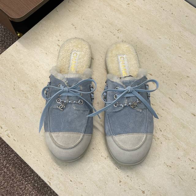 工厂p价p Chanel 香奈儿 2025早秋走秀新款朋克风格平底系带女鞋 小香字母Logo五金链条扣圆头拼色防寒保暖羊羔毛拖鞋 材质：鞋面进口小牛皮 进口羊猄