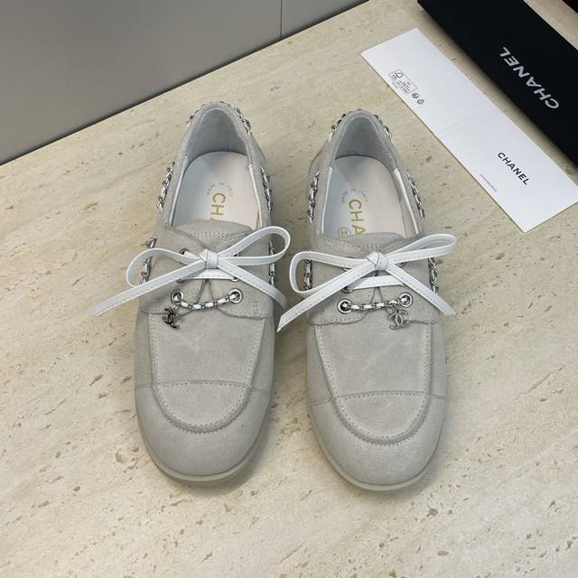 工厂p价p Chanel 香奈儿 2025早秋走秀新款朋克风格平底系带女单鞋 小香字母Logo五金链条扣圆头拼色乐福鞋 材质：鞋面进口小牛皮 进口羊猄皮+混种羊