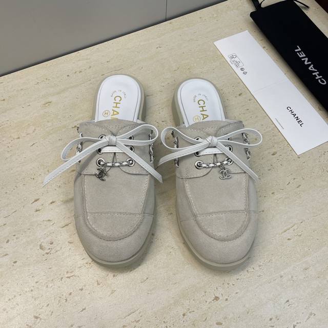 工厂p价p Chanel 香奈儿 2025早秋走秀新款朋克风格平底系带女鞋 小香字母Logo五金链条扣圆头拼色穆勒凉拖鞋 材质：鞋面进口小牛皮 进口羊猄皮+混种