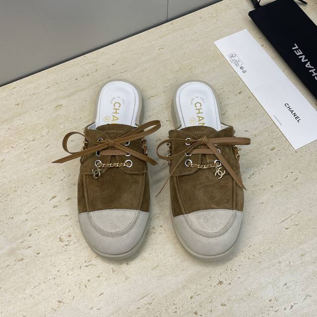 工厂p价p Chanel 香奈儿 2025早秋走秀新款朋克风格平底系带女鞋 小香字母Logo五金链条扣圆头拼色穆勒凉拖鞋 材质：鞋面进口小牛皮 进口羊猄皮+混种