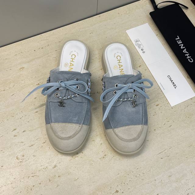 工厂p价p Chanel 香奈儿 2025早秋走秀新款朋克风格平底系带女鞋 小香字母Logo五金链条扣圆头拼色穆勒凉拖鞋 材质：鞋面进口小牛皮 进口羊猄皮+混种