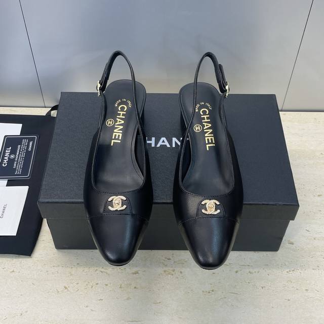 工厂p价p Chanel 香奈儿 2026早春走秀新款高跟女鞋 小香字母Logo五金扣圆头粗跟拼色后空女凉鞋 材质：鞋面进口混种羊皮 进口环保透气毛呢面料++水