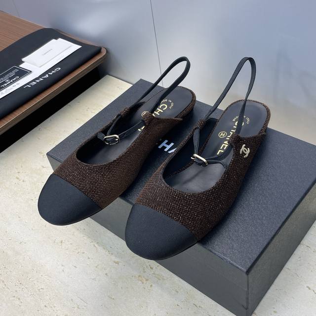 工厂p价p Chanel 香奈儿 2026早春走秀新款平底女鞋 小香字母Logo五金扣圆头低跟拼色后空女凉鞋 材质：鞋面进口混种羊皮 进口环保毛呢面料+水染羊皮