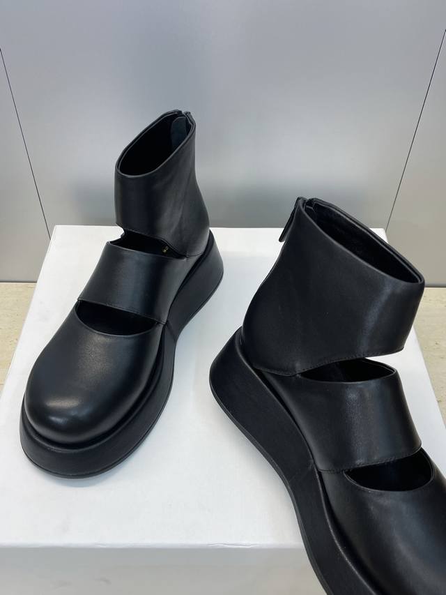 工厂p价p The Row 2026早春新款厚底及裸四季凉靴 平底圆头后拉链镂空复古女鞋 材质：原版定制进口混种羊皮 进口羊猄皮+水染羊皮内里+原版开模防滑大底