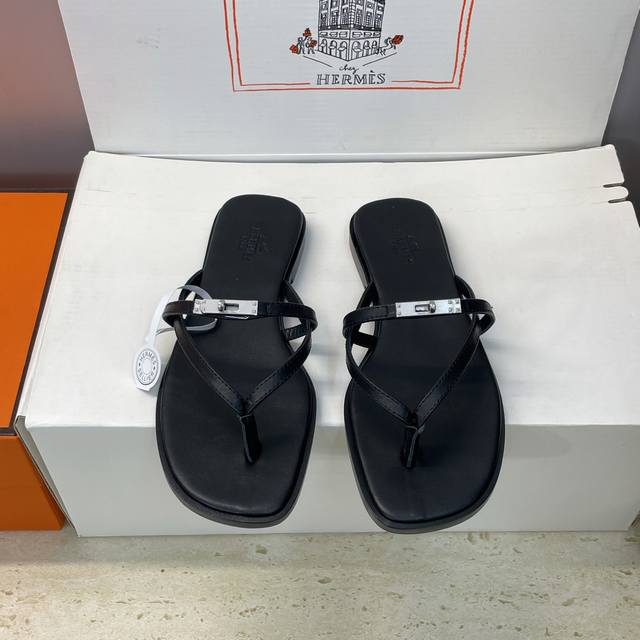 工厂p价p 配全套飞机盒 莞货 代购级 Hermers 爱马仕2026早春新款Miss Kelly扣度假风拼色懒人沙滩凉鞋 H家字母Logo平底方头果冻色人字拖