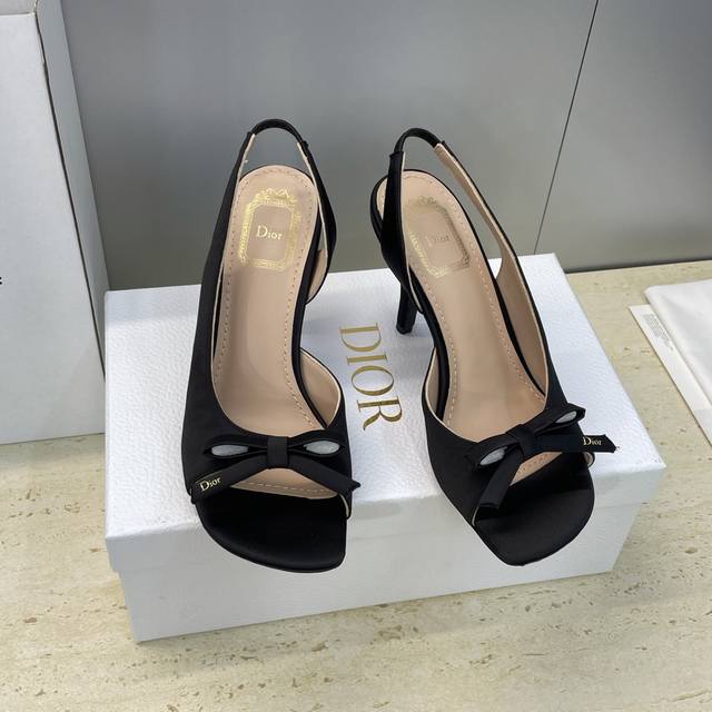 工厂p价p 迪奥 Dior 2026早春走秀新款系列蝴蝶结果冻色女鞋 Cd字母Logo弧形鞋头高跟露趾后空拼色凉鞋 材质：鞋面进口牛漆皮 进口真丝面料+水染羊皮